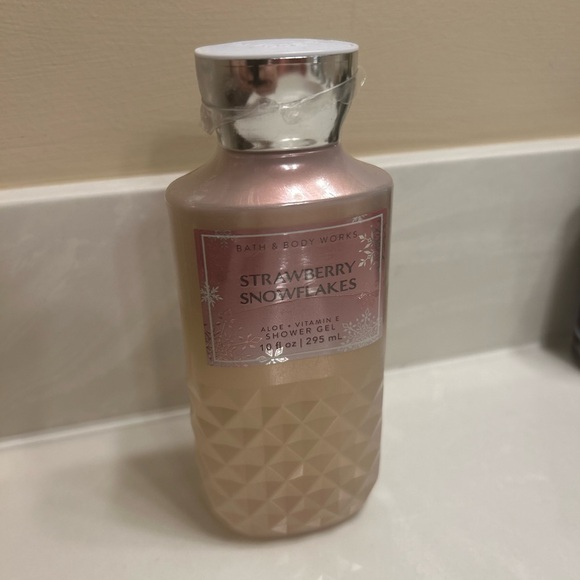 Bath & Body Works Other - Bath & Body Works Strawberry Snowflakes Gel